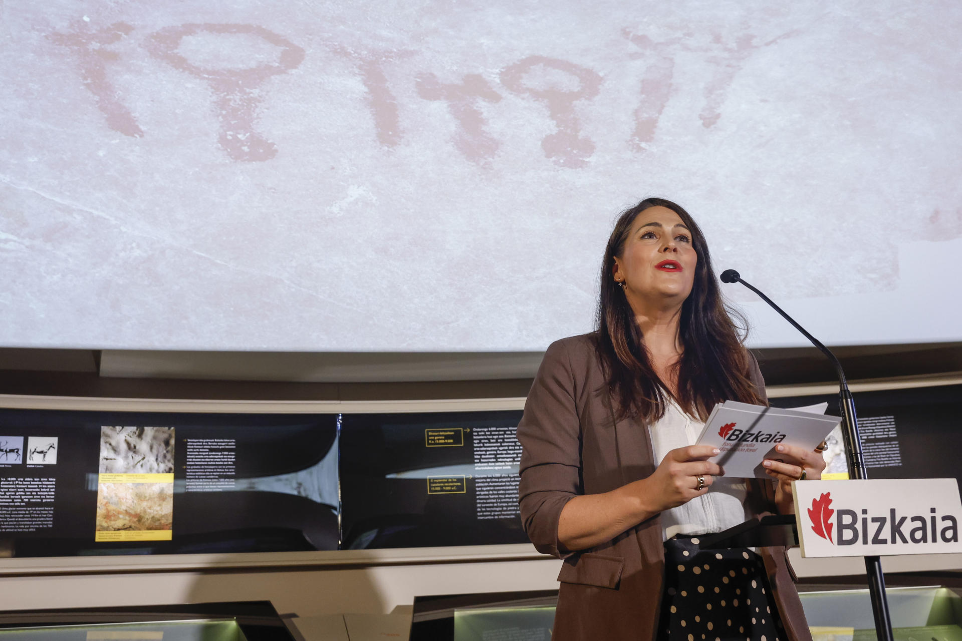 La diputada foral de Euskera, Cultura y Deportes, Leixuri Arrizabalaga, y la alcaldes de Gamiz-Fika (Bizkaia), Ana Rubio (d), interviene este miércoles en Bilbao durante la presentación de Erlapiku, un nuevo yacimiento con arte rupestre prehistórico en Bizkaia, así como de nuevas imágenes localizadas en Armintxe. EFE/ Miguel Toña