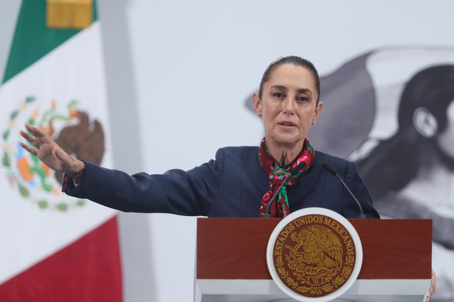 La presidenta de México, Claudia Sheinbaum, habla durante una rueda de prensa este martes, en Palacio Nacional de la Ciudad de México (México). EFE/ Mario Guzmán