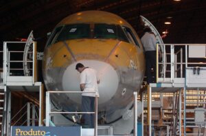 Fotografía de archivo de una fábrica de ensamblaje del fabricante aeronáutico brasileño Embraer. EFE/Marcelo Sayão