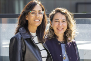 La directora de 'Nomad Shadow', Eimi Imanishi (d), posa junto a la protagonista de la película, Nadhira Mohamed, durante una entrevista con EFE, en Toronto (Canadá). EFE/Julio César Rivas