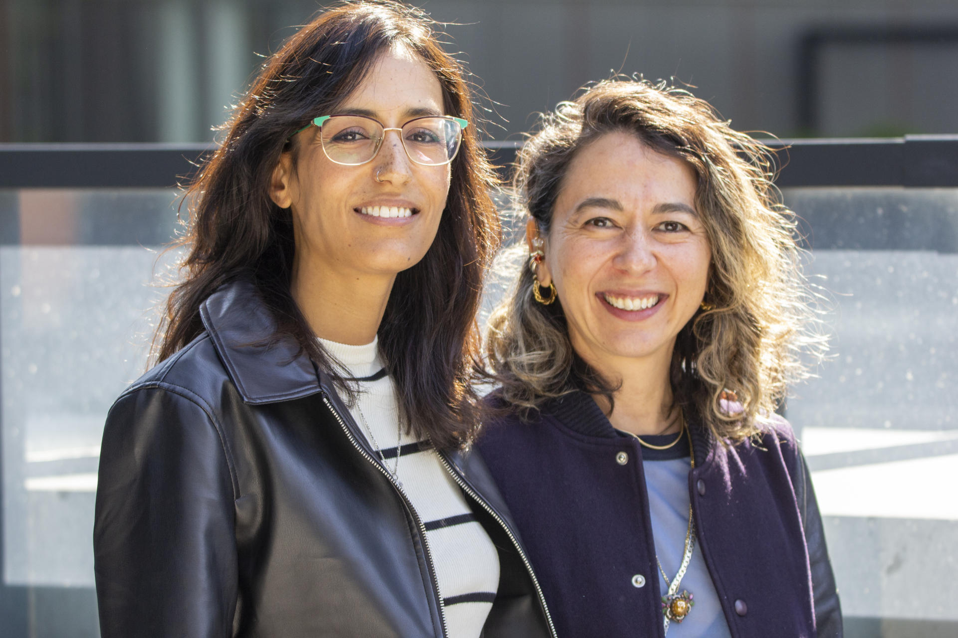 La directora de 'Nomad Shadow', Eimi Imanishi (d), posa junto a la protagonista de la película, Nadhira Mohamed, durante una entrevista con EFE, en Toronto (Canadá). EFE/Julio César Rivas