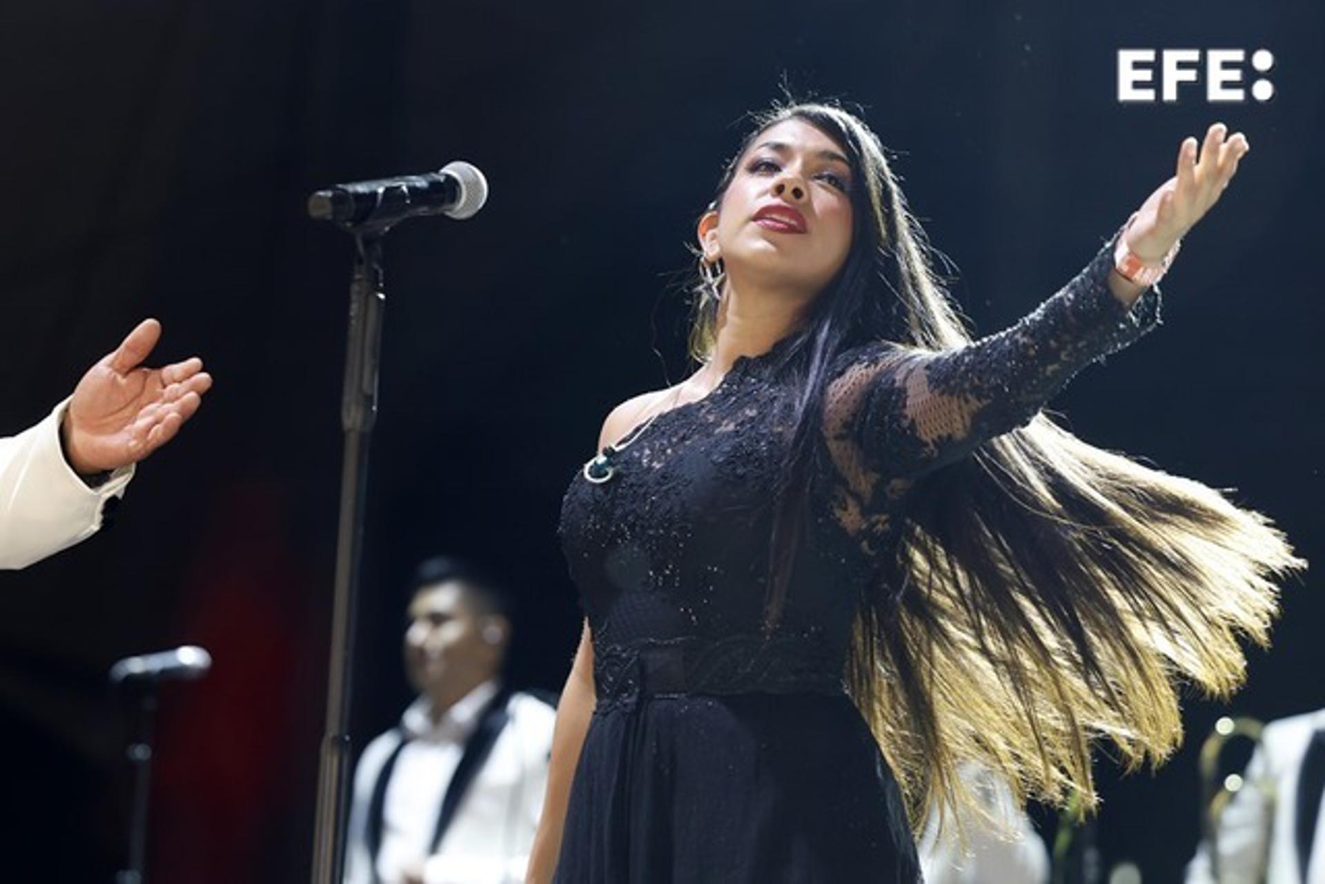 Los integrantes del grupo mexicano, Los Ángeles Azules, durante el concierto que ha ofrecido hoy viernes en el Festival Vive Latino que se celebra en el espacio Expo de Zaragoza. EFE / Javier Cebollada.