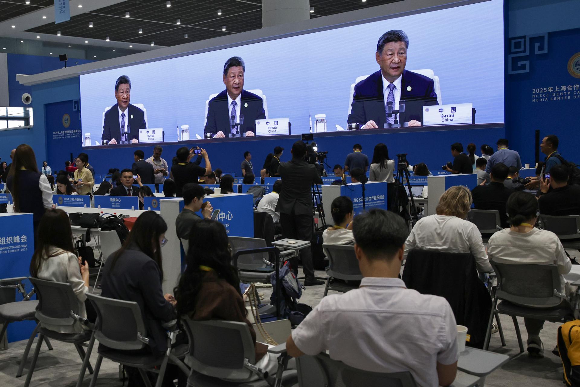 Los reporteros toman imágenes y siguen una transmisión del discurso del presidente chino Xi Jinping en el Centro de Medios de la Cumbre de la Organización de Cooperación de Shanghai (OCS) 2025 en Tianjin, China, el 1 de septiembre de 2025.. EFE/EPA/Andrés Martínez Casares