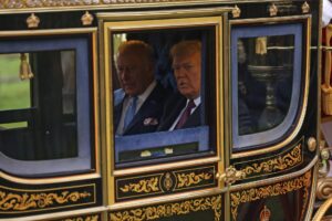 Foto facilitada por el Ministerio de Defensa británico que muestra al rey Carlos III de Gran Bretaña (I) y al presidente de Estados Unidos, Donald J. Trump, en carruaje hacia el Castillo de Windsor, Reino Unido, el 17 de septiembre de 2025. EFE/EPA/SSgt Donald C TODD/UK MOD HANDOUT HANDOUT EDITORIAL USE ONLY/NO SALES