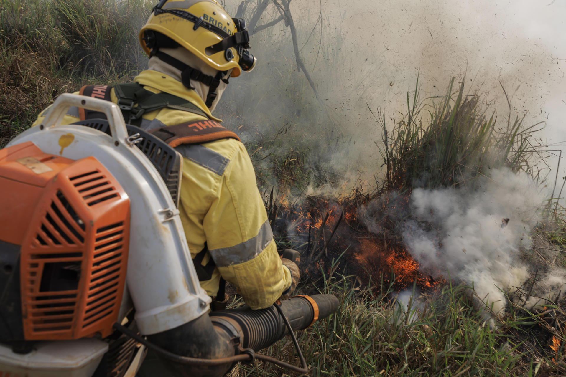 Un bombero forestal del Instituto Chico Mendes de Conservación de la Biodiversidad (ICMBio) fue captado el pasado 12 de septiembre, durante una quema controlada en un área de pastizales en Parauapebas (Brasil). EFE/Isaac Fontana