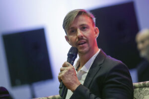 Fotografía de archivo del 24 de octubre de 2024 del exfutbolista José María Gutiérrez 'Guti' hablando durante una rueda de prensa en Ciudad de México (México). Tras hacer historia durante quince años con el Real Madrid, 'Guti' arrancará este martes una etapa como comentarista de la Liga de Campeones, un reto que le motiva y que considera "más difícil" que ser futbolista, aunque en su cabeza, asegura en una entrevista con EFE, sigue soñando con entrenar: "Ojalá tenga la oportunidad, como ha tenido Xabi Alonso, de coger a un 'grande'". EFE/ Isaac Esquivel/ ARCHIVO