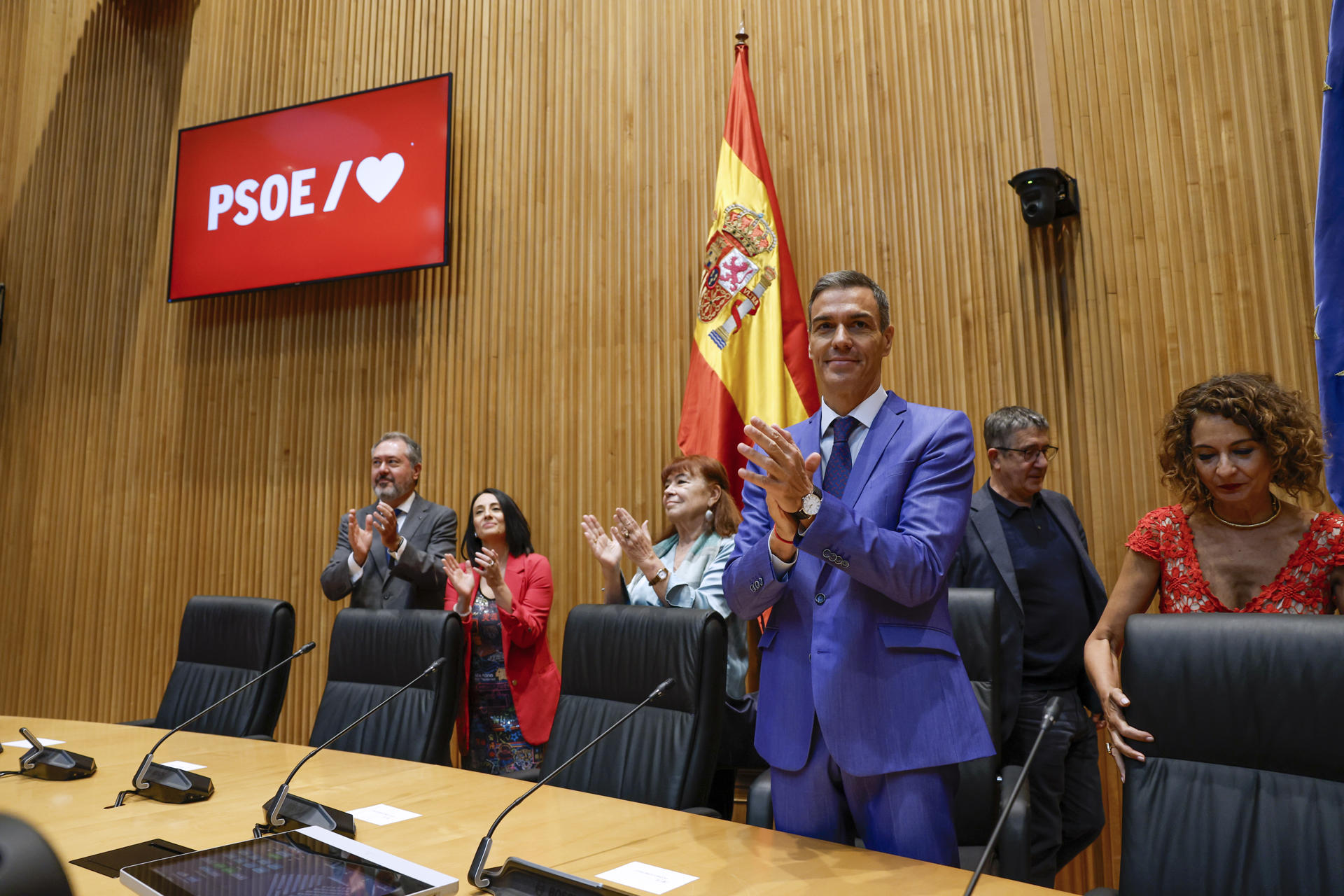 El presidente del Gobierno y secretario general del PSOE, Pedro Sánchez, preside la reunión interparlamentaria del Grupo Parlamentario Socialista, este lunes en el Congreso. EFE/ JJ GUILLEN
