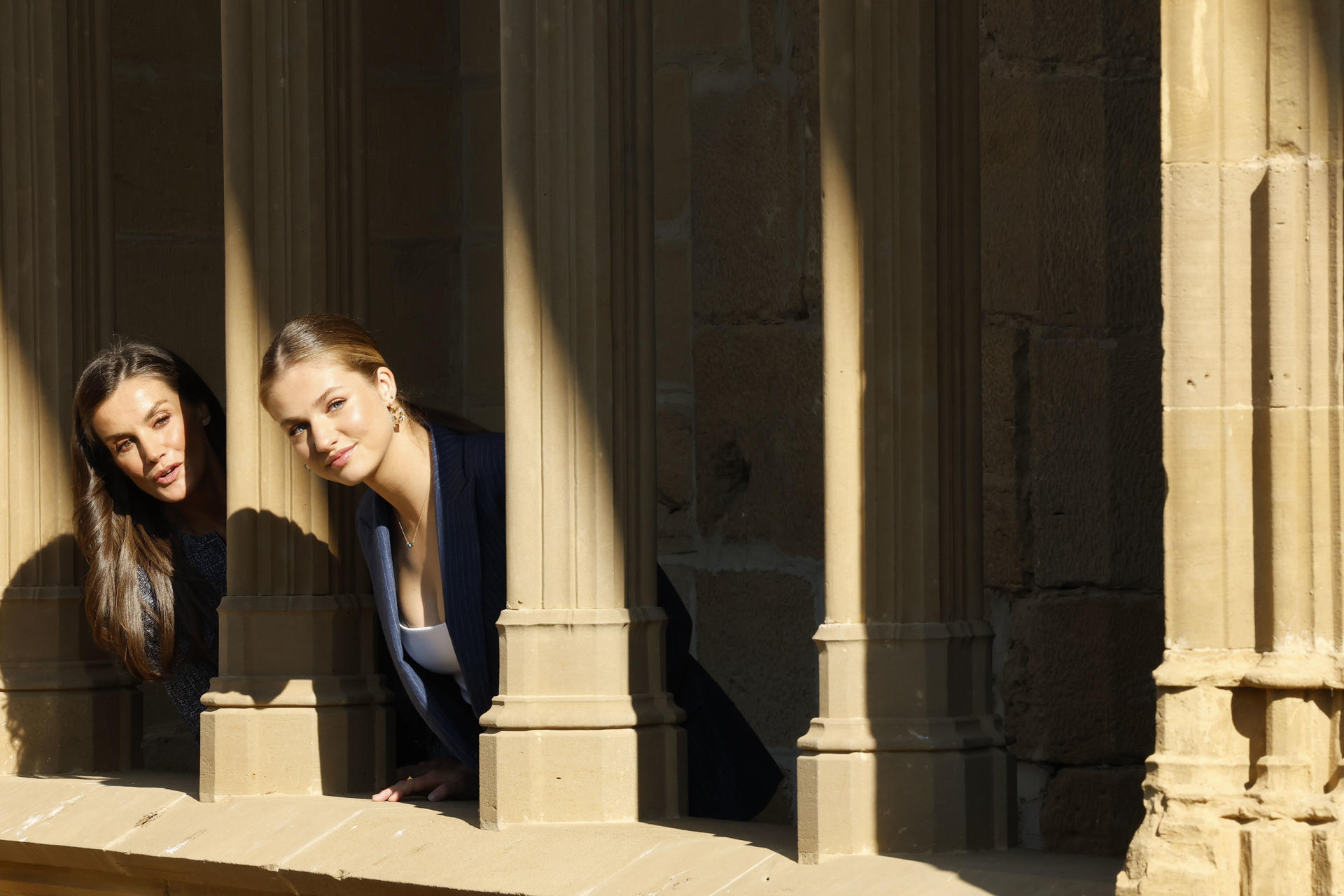 La reina Letizia y la princesa Leonor visitan el Castillo de Olite durante la segunda jornada de su estancia en Navarra, este sábado, en el primer viaje oficial de la heredera de la Corona a la Comunidad Foral. EFE/Villar López POOL