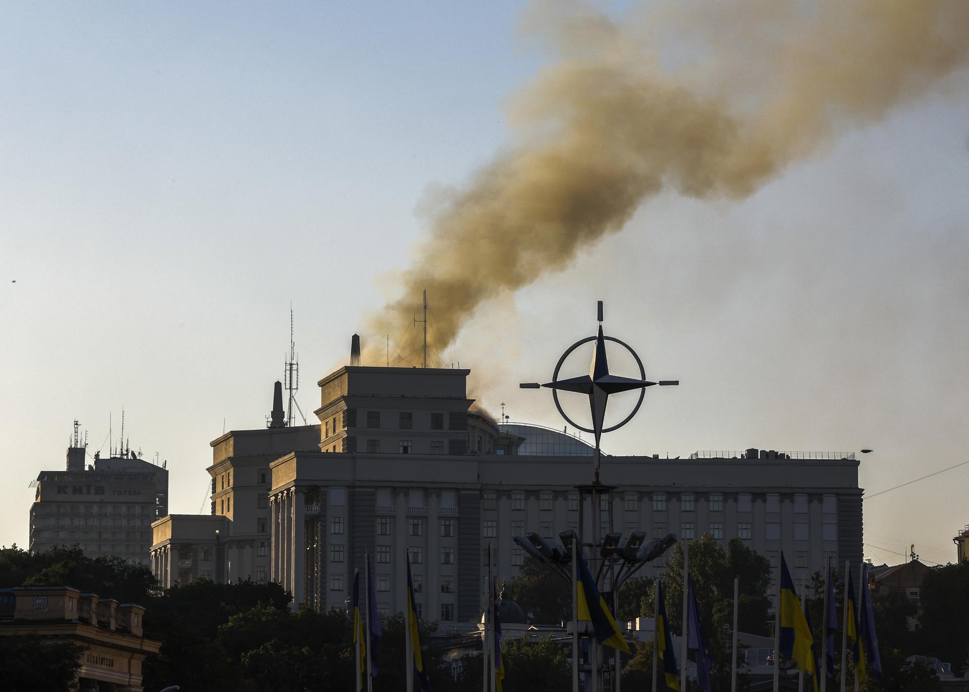 El humo se eleva sobre los edificios que albergan el gabinete de Ucrania en el centro de Kiev, el 7 de septiembre de 2025. EFE/SERGEY DOLZHENKO