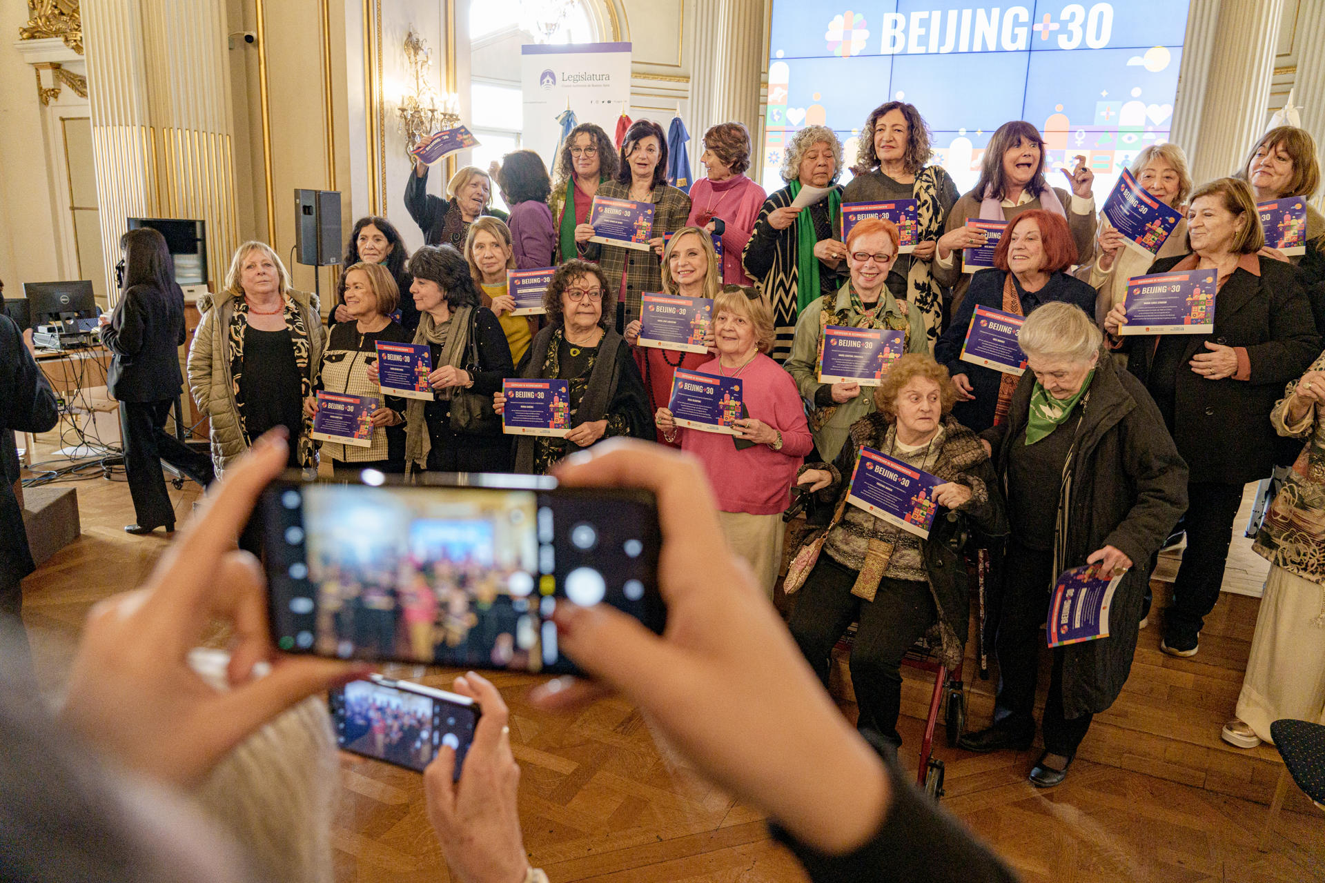 Mujeres participan en un acto del 30 aniversario de la Cuarta Conferencia Mundial sobre la Mujer este lunes, en Buenos Aires (Argentina). EFE/ Pablo Barrera