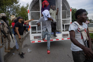 Fotografía del 29 de noviembre de 2024 de ciudadanos haitianos siendo deportados de regreso a Haití en Dajabón (República Dominicana). EFE/Orlando Barría