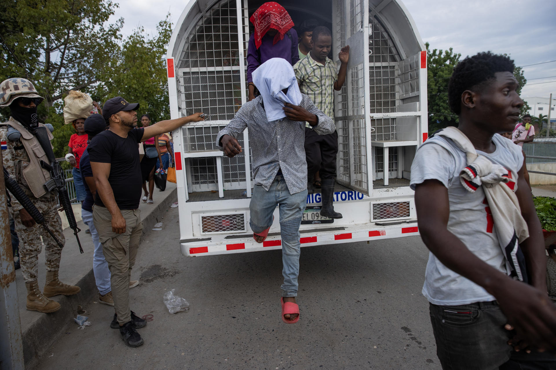 Fotografía del 29 de noviembre de 2024 de ciudadanos haitianos siendo deportados de regreso a Haití en Dajabón (República Dominicana). EFE/Orlando Barría