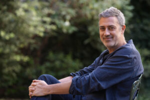 El escritor italiano Andrea Bajani ha presentado este miércoles en Barcelona 'El aniversario', novela con la que obtuvo el Premio Strega 2025, el más importante de su país, y en la que desmantela y desenmascara el totalitarismo de la familia. EFE/Alejandro García