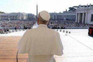 Fotografía cedida del papa León XIV en la Plaza de San Pedro, en Ciudad del Vaticano, el 17 de septiembre de 2025. EFE/VATICAN MEDIA