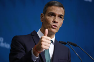 El presidente del Gobierno, Pedro Sánchez, pronuncia un discurso durante la clausura del acto ‘España, vanguardia de la industria verde’, en el que se hará oficial la adhesión de España a la alianza que impulsa el Foro Económico Mundial para descarbonizar sectores como la aviación y el transporte marítimo y por carretera, este lunes en Madrid. EFE/ Daniel González
