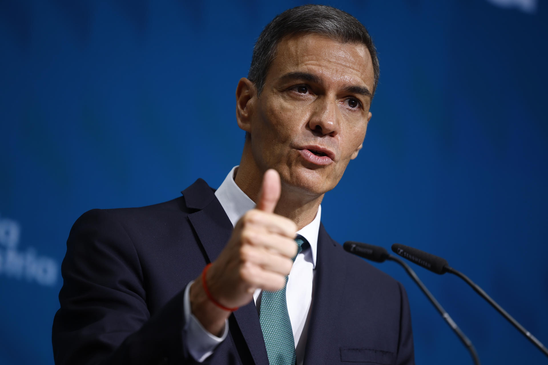 El presidente del Gobierno, Pedro Sánchez, pronuncia un discurso durante la clausura del acto ‘España, vanguardia de la industria verde’, en el que se hará oficial la adhesión de España a la alianza que impulsa el Foro Económico Mundial para descarbonizar sectores como la aviación y el transporte marítimo y por carretera, este lunes en Madrid. EFE/ Daniel González