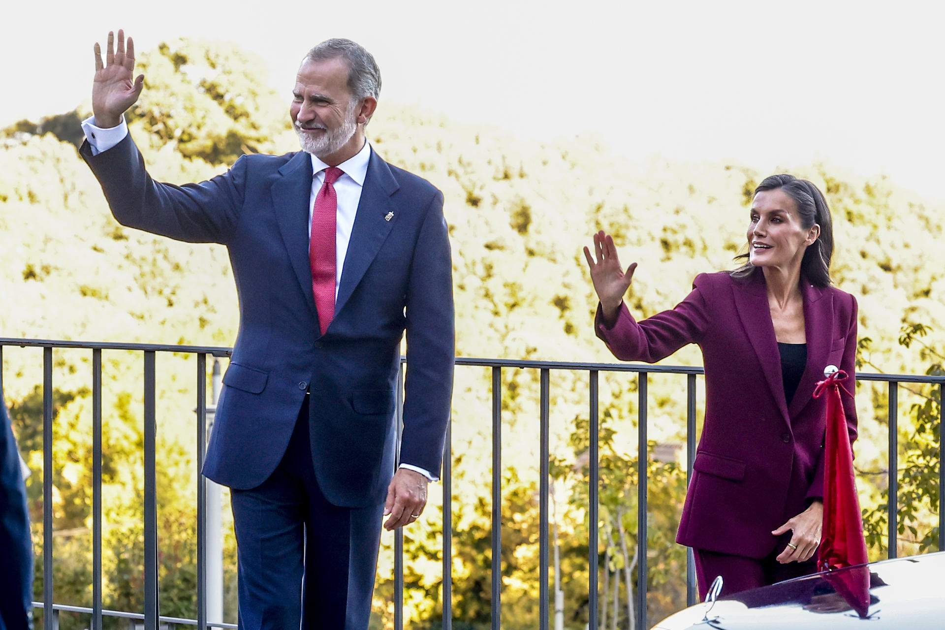 Los reyes Felipe VI y la reina Letizia se despiden tras el homenaje a los reyes de Navarra y al Reino de Navarra que han presididio junto a la princesa Leonor, este viernes en el Monasterio de San Salvador de Leyre, en Yesa (Navarra). EFE/ Villar López
