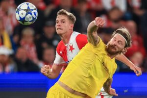 El jugador David Zima, del Slavia (I), en acción ante Kasper Hogh, del Bodo/Glimt, durante el partido de la fase de liga de la UEFA Champions League que han jugado Slavia Praha y FK Bodo/Glimt en Praga República Checa. EFE/EPA/MARTIN DIVISEK