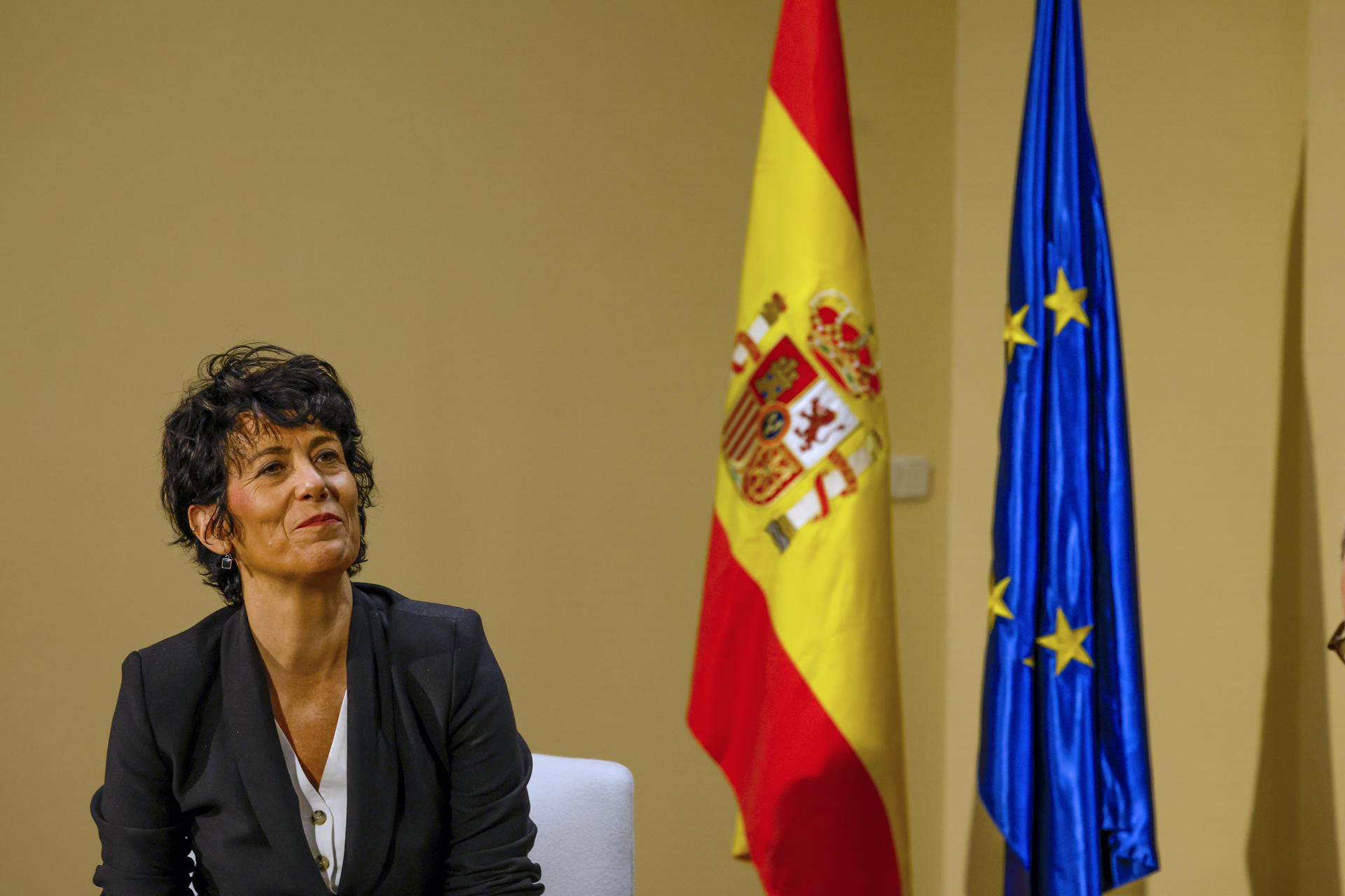 La ministra de Inclusión, Seguridad Social y Migraciones, Elma Saiz, interviene en el conversatorio 'El círculo vicioso de la xenofobia', este lunes en Madrid. EFE/ Javier Lizón
