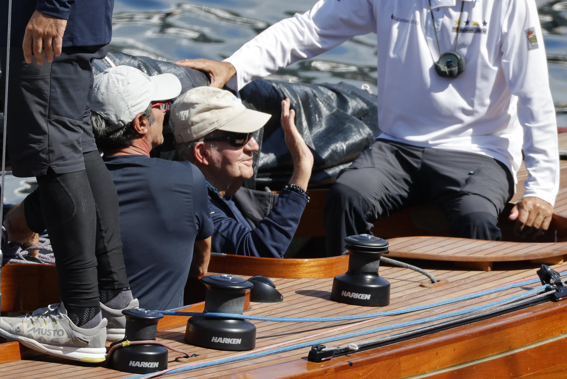 El rey emérito Juan Carlos (c) a bordo del Erika durante la regata de este sábado en Sanxenxo.EFE/Lavandeira Jr.
