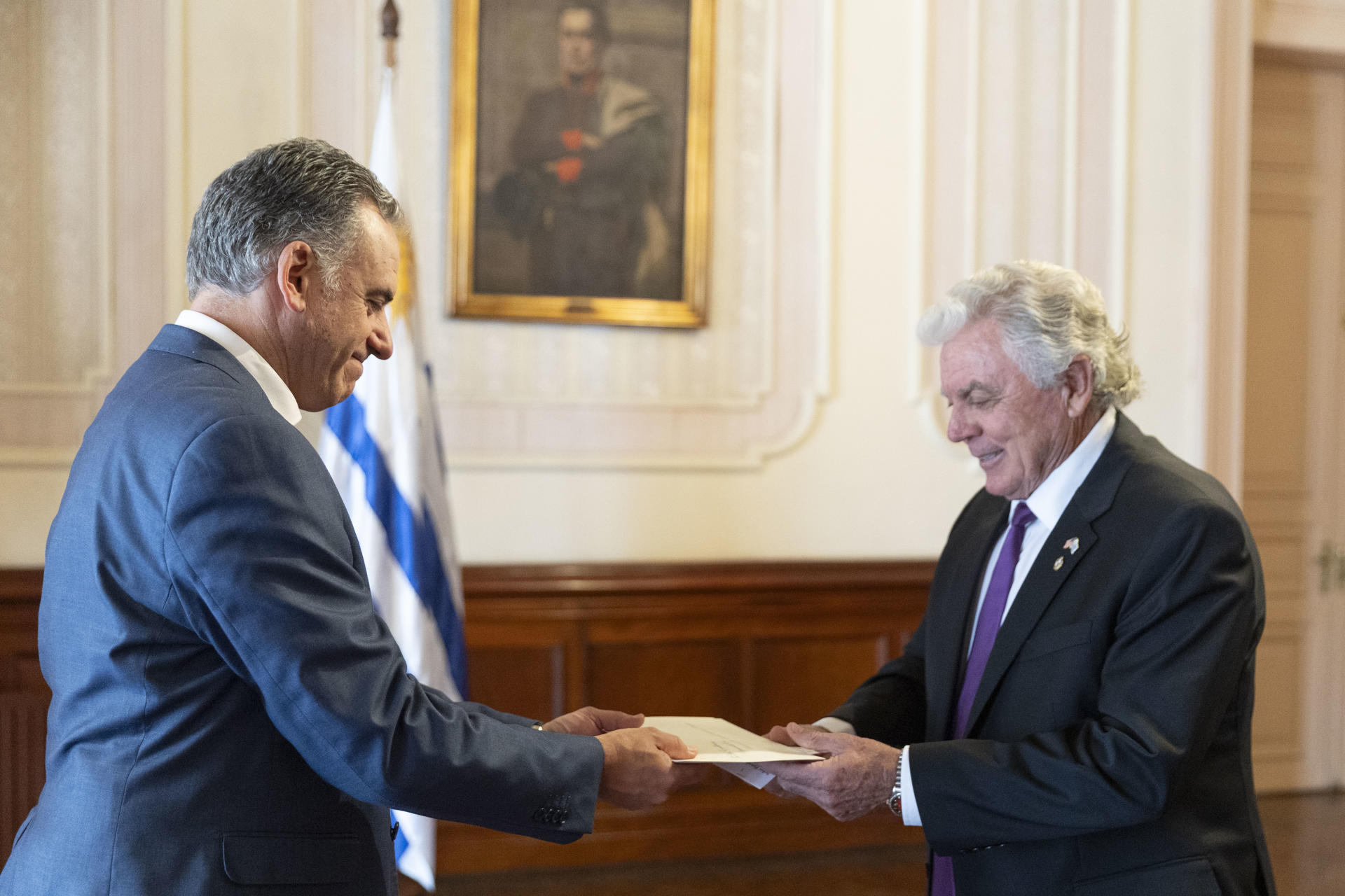 Fotografía cedida por la Presidencia de Uruguay de su mandatario Yamandú Orsi (i), hablando con el nuevo embajador de Estados Unidos en Uruguay, Lou Rinaldi, este martes en Montevideo (Uruguay). EFE/ Camilo Dos Santos Ayala / Presidencia de Uruguay

