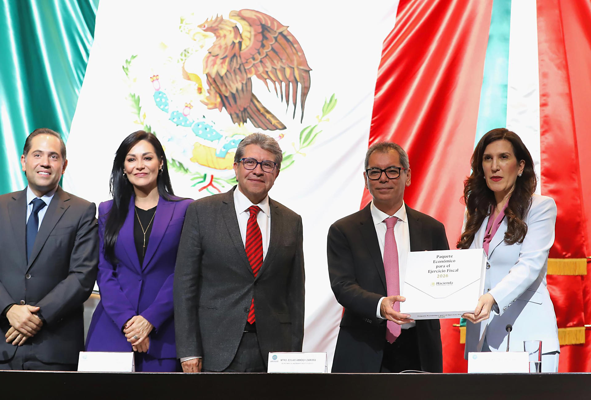Fotografía cedida por la Secretaría de Hacienda y Crédito Público (SHCP) de su titular Edgar Amador Zamora (c-d) y a la presidenta de la Cámara de Diputados, Kenia López Rabadán (d), posando durante la entrega del paquete económico para 2026 este lunes, en Ciudad de México (México). EFE/ Secretaría de Hacienda y Crédito Público /SOLO USO EDITORIAL/ NO VENTAS/ SOLO DISPONIBLE PARA ILUSTRAR LA NOTICIA QUE ACOMPAÑA (CRÉDITO OBLIGATORIO)