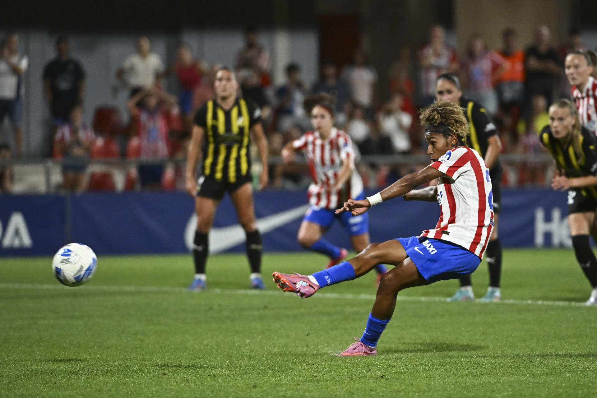 La delantera del Atlético de Madrid Luany marca el 1-1 durante el encuentro entre Atlético de Madrid y BK Häcken de la Liga de Campeones de la UEFA celebrado este jueves en Madrid. EFE/ Fernando Villar
