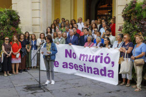 El alcalde de Sevilla, José Luis Sanz (c), junto a representantes de varias entidades y asociaciones, se han concentrado este martes ante el Ayuntamiento hispalense para condenar y guardar un minuto de silencio por el asesinato machista de Katherine Yuliet, de 29 años -ocurrido el domingo en el barrio de Sevilla Este-presuntamente a manos de su expareja, un joven de 21 años ya detenido, que utilizó un arma blanca para la agresión en un portal y posteriormente intentó suicidarse. EFE/ Julio Muñoz
