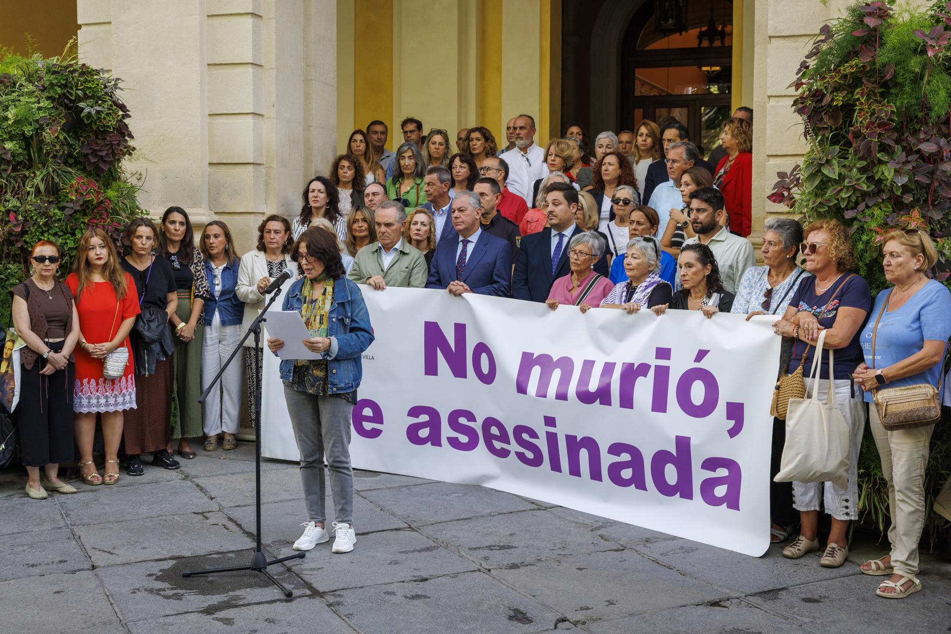 El alcalde de Sevilla, José Luis Sanz (c), junto a representantes de varias entidades y asociaciones, se han concentrado este martes ante el Ayuntamiento hispalense para condenar y guardar un minuto de silencio por el asesinato machista de Katherine Yuliet, de 29 años -ocurrido el domingo en el barrio de Sevilla Este-presuntamente a manos de su expareja, un joven de 21 años ya detenido, que utilizó un arma blanca para la agresión en un portal y posteriormente intentó suicidarse. EFE/ Julio Muñoz
