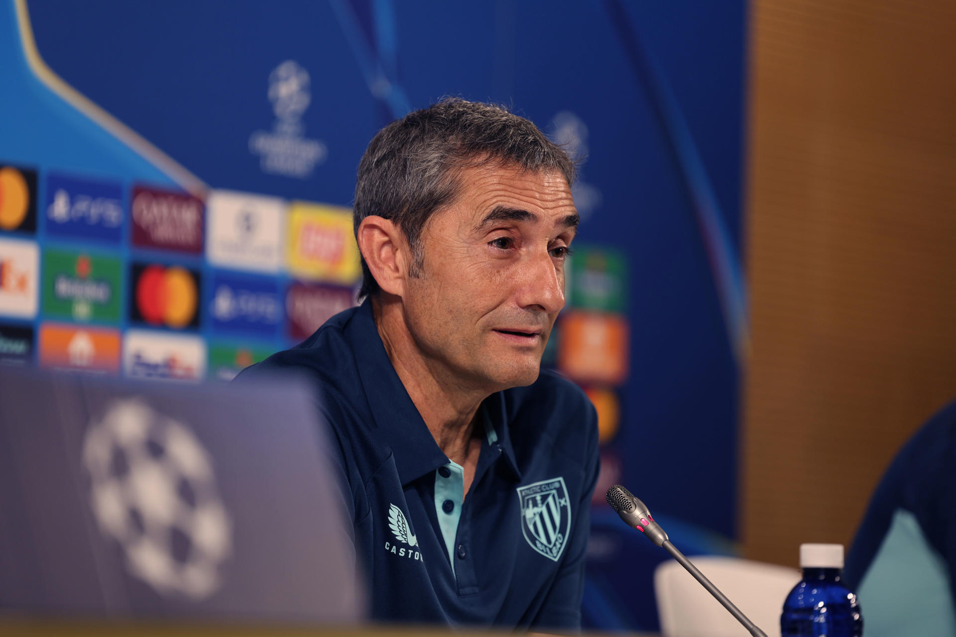 El entrenador del Athletic de Bilbao Ernesto Valverde en rueda de prensa previa al partido del martes ante el Arsenal en San Mamés, choque de la primer jornada de la Fase de Liga de la Liga de Campeones. EFE/Luis Tejido