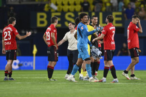 Los jugadores de Osasuna saludan a los del Villarreal tras el partido de la jornada 5 de LaLiga EA Sports que disputaron el Villarreal y el Osasuna en el estadio de La Cerámica. EFE/ Andreu Esteban