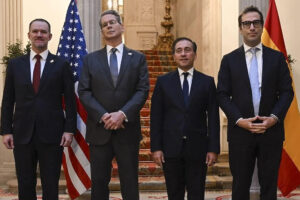 Los ministros de Exteriores, Manuel Albares (2d), y de Economía, Comercio y Empresa, Carlos Cuerpo (d), posan para una foto de grupo con el secretario del Tesoro de EE. UU., Scott Bessent (2i), y con el representante de Comercio de EE. UU., Jamieson Greer, en el marco de su encuentro para abordar cuestiones de interés comercial bilateral, en el Palacio de Viana, sede del Ministerio de Exteriores, este lunes, en Madrid. EFE/ Ministerio de Asuntos Exteriores SOLO USO EDITORIAL/SOLO DISPONIBLE PARA ILUSTRAR LA NOTICIA QUE ACOMPAÑA (CRÉDITO OBLIGATORIO)