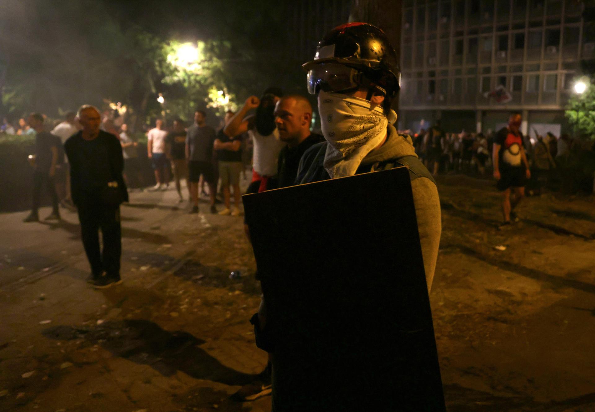 Un manifestante sostiene un escudo improvisado durante enfrentamientos con la policía antidisturbios, en el marco de una protesta contra la brutalidad policial en Novi Sad, Serbia, el 5 de septiembre de 2025. EFE/EPA/ANDREJ CUKIC