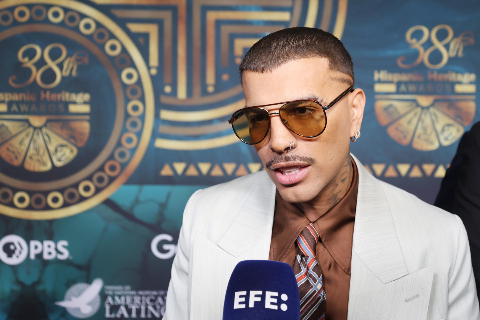 El cantante y compositor puertorriqueño, Rauw Alejandro, habla con EFE durante la alfombra roja de los Premios de la Herencia Hispana 2025 este jueves, en Washington DC. (Estados Unidos). EFE/ Octavio Guzmán
