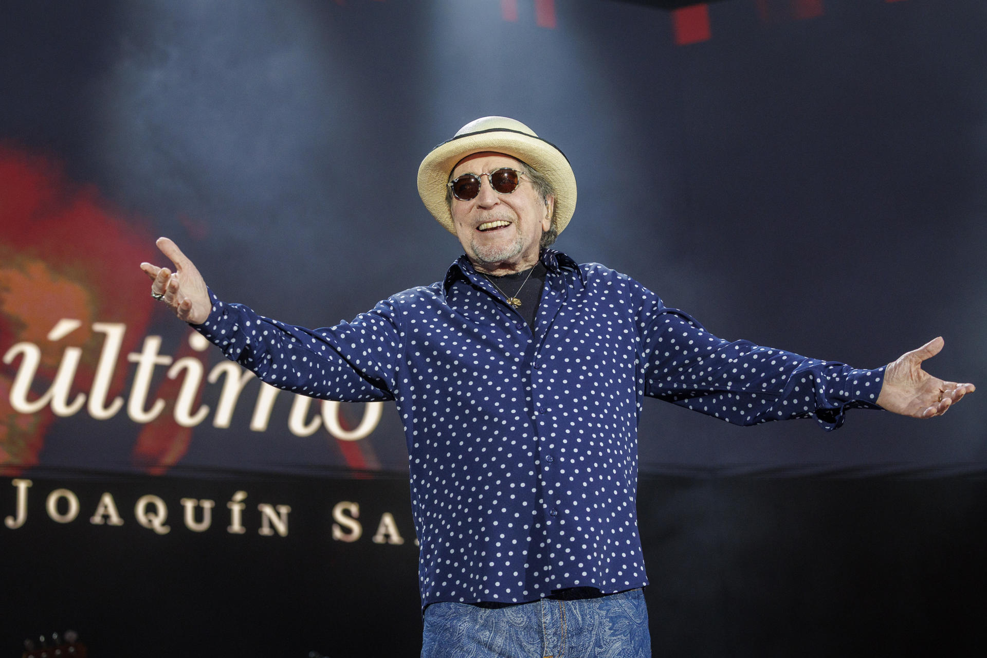 El músico y compositor Joaquín Sabina durante su actuación en el espectáculo "Hola y adiós". EFE/ Julio Muñoz