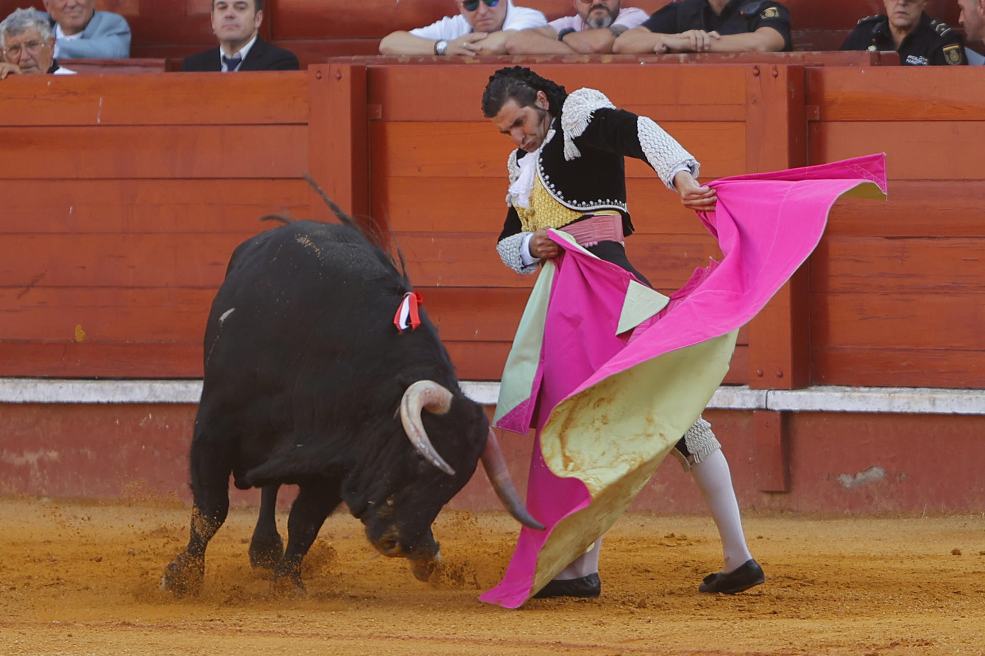 El diestro Morante de la Puebla durante la corrida del Motín en Aranjuez celebrada este sábado en la localidad madrileña. EFE/ Julio César Sánchez
