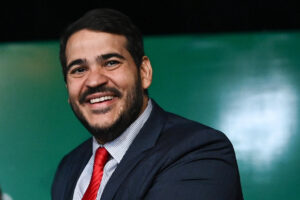 Fotografía de archivo fechada el 22 de diciembre de 2022 del designado ministro de la Abogacía General de la Unión, Jorge Messias, participando durante una conferencia de prensa en Brasilia (Brasil). EFE/André Borges