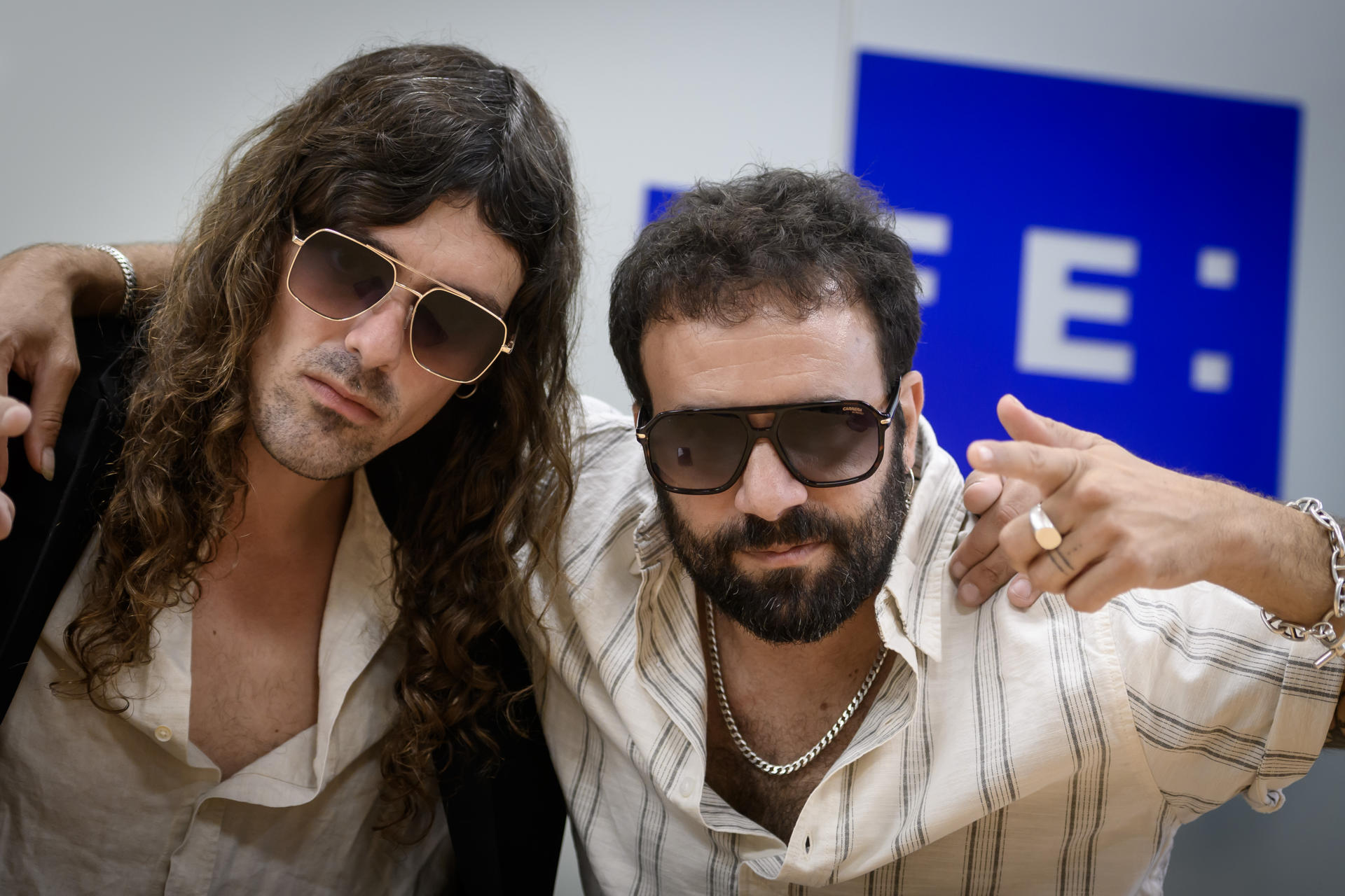 El Canijo de Jerez (d) Íñigo Bregel (i), en representación de la banda cántabra Los Estanques, durante una entrevista con EFE en Sevilla. EFE/ Raúl Caro