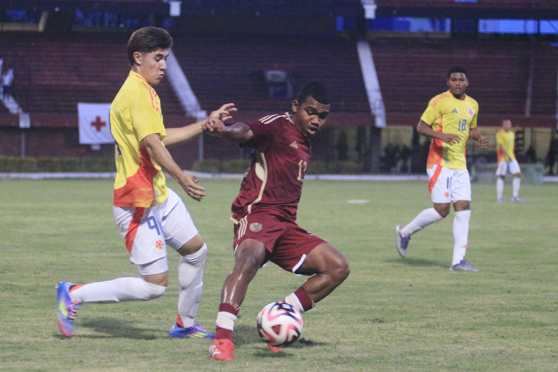 Miguel Marulanda (i), de Colombia, disputa el balón con Dioner Fuentes, de Venezuela, en un partido amistoso entre las selecciones sub-17 de Colombia y Venezuela en el estadio General Santander, en Cúcuta (Colombia). EFE/Mario Caicedo
