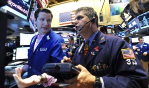 Fotografía de archivo de un par de corredores de la Bolsa de Valores de Nueva York, durante una jornada de intercambio bursátil, en Wall Street (NY, EE.UU.). EFE/Justin Lane