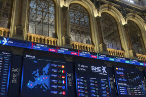 La Bolsa española perdió este miércoles un 0,24 % y se alejó de los 15.200 puntos pendiente de la decisión de la Reserva Federal estadounidense (Fed) y de su hoja de ruta en materia monetaria en los próximos meses. El IBEX 35, el índice de referencia del mercado español, retrocedió 36,1 puntos y cerró la jornada en los 15.127,2 enteros. En lo que va de año avanza el 30,46 %. EFE/ Altea Tejido