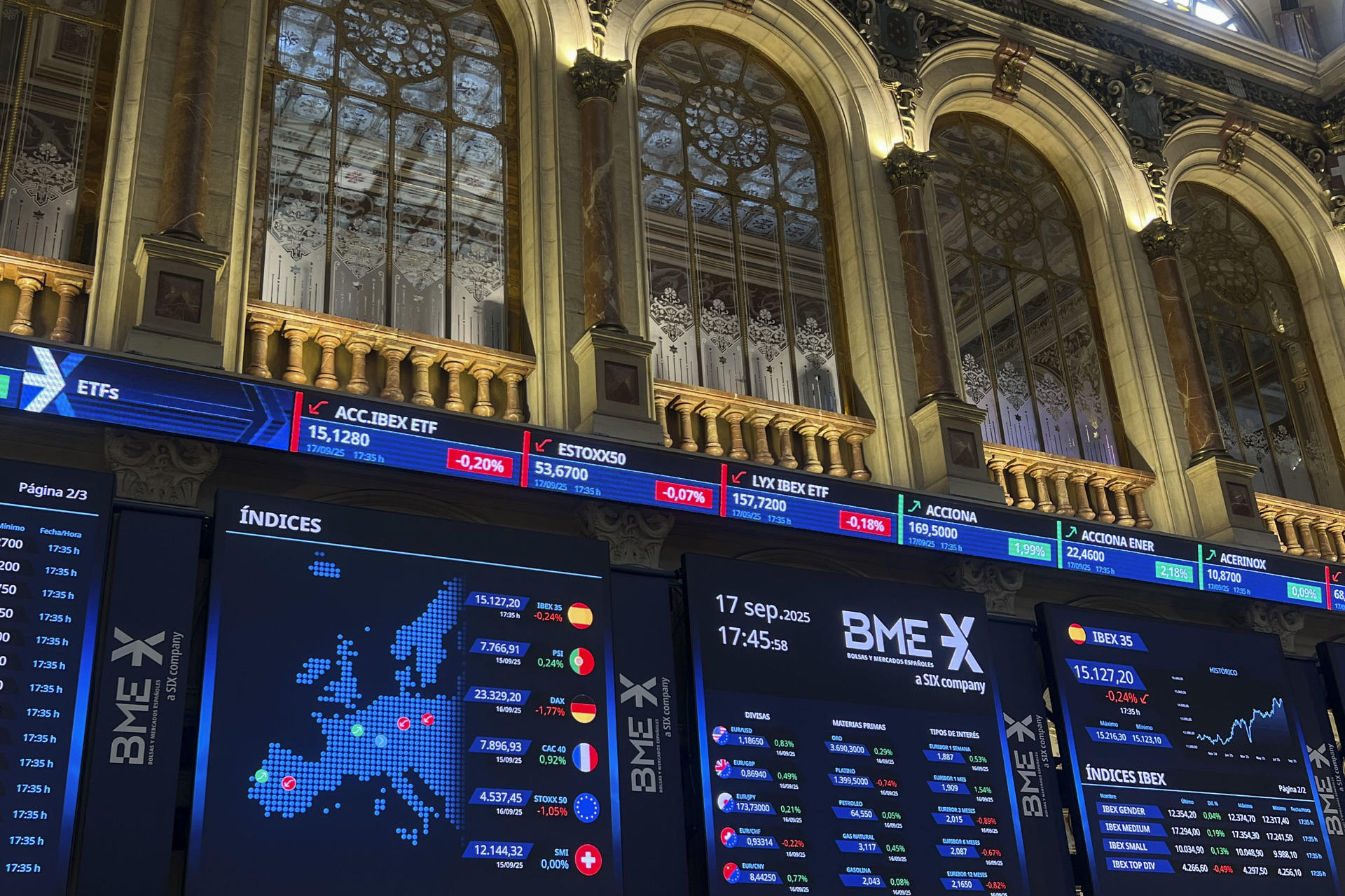 La Bolsa española perdió este miércoles un 0,24 % y se alejó de los 15.200 puntos pendiente de la decisión de la Reserva Federal estadounidense (Fed) y de su hoja de ruta en materia monetaria en los próximos meses. El IBEX 35, el índice de referencia del mercado español, retrocedió 36,1 puntos y cerró la jornada en los 15.127,2 enteros. En lo que va de año avanza el 30,46 %. EFE/ Altea Tejido