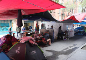 Fotografía del 11 de septiembre de 2025 que muestra un campamento de desalojados en la Ciudad de México (México). EFE/ Mario Guzmán