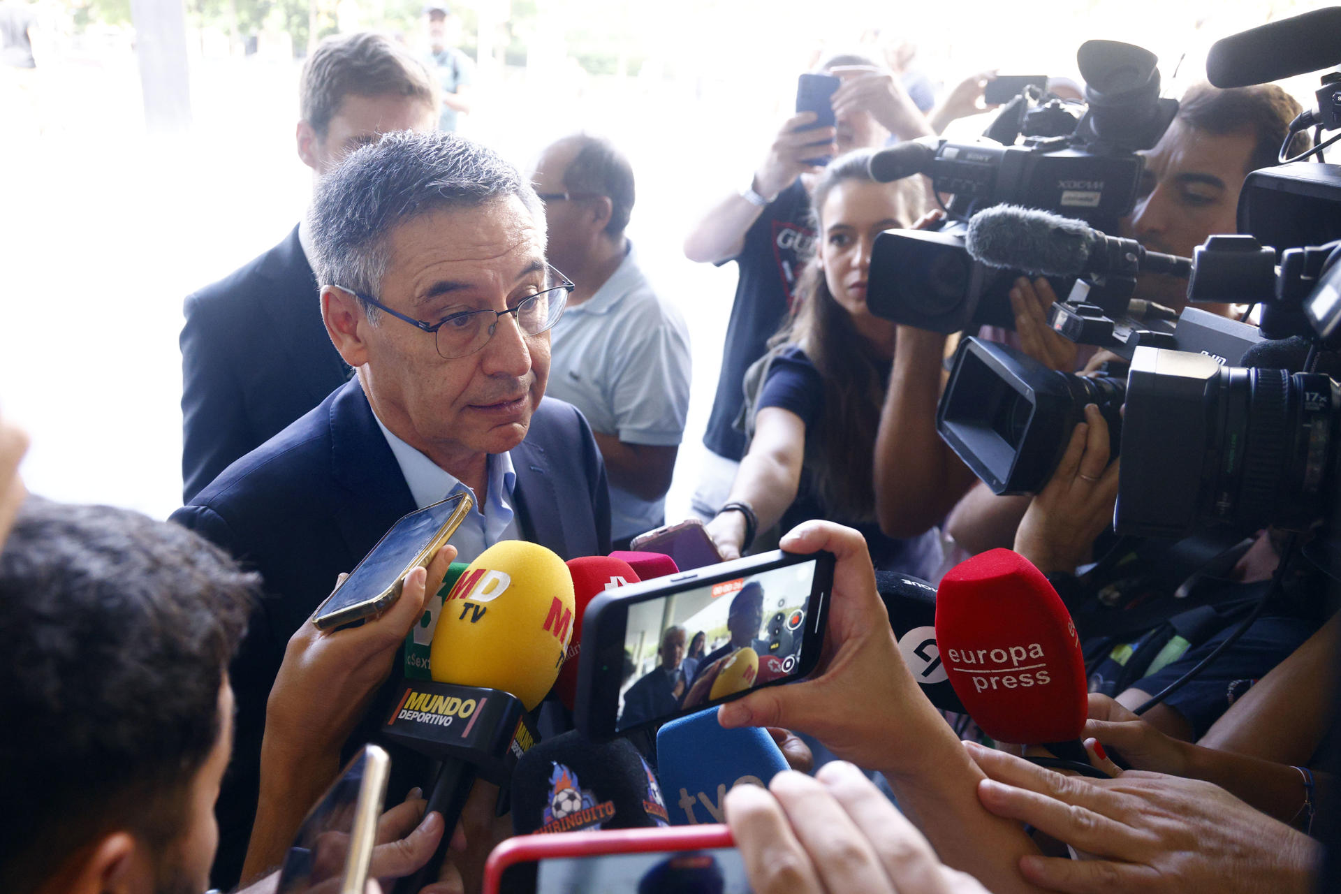 El expresidente del FC Barcelona Josep Maria Bartomeu a su salida de la Ciudad de la Justicia de Barcelona donde este jueves ha declarado como investigado ante la jueza del caso Negreira, que pretende aclarar el motivo de los más de 7 millones de euros que el exvicepresidente del Comité Técnico de Árbitros (CTA), José María Enríquez Negreira, recibió del FC Barcelona entre 2001 y 2018, en una jornada en la que también ha tomado declaración como investigado al expresidentes del Barça Sandro Rosell. EFE/Quique García

