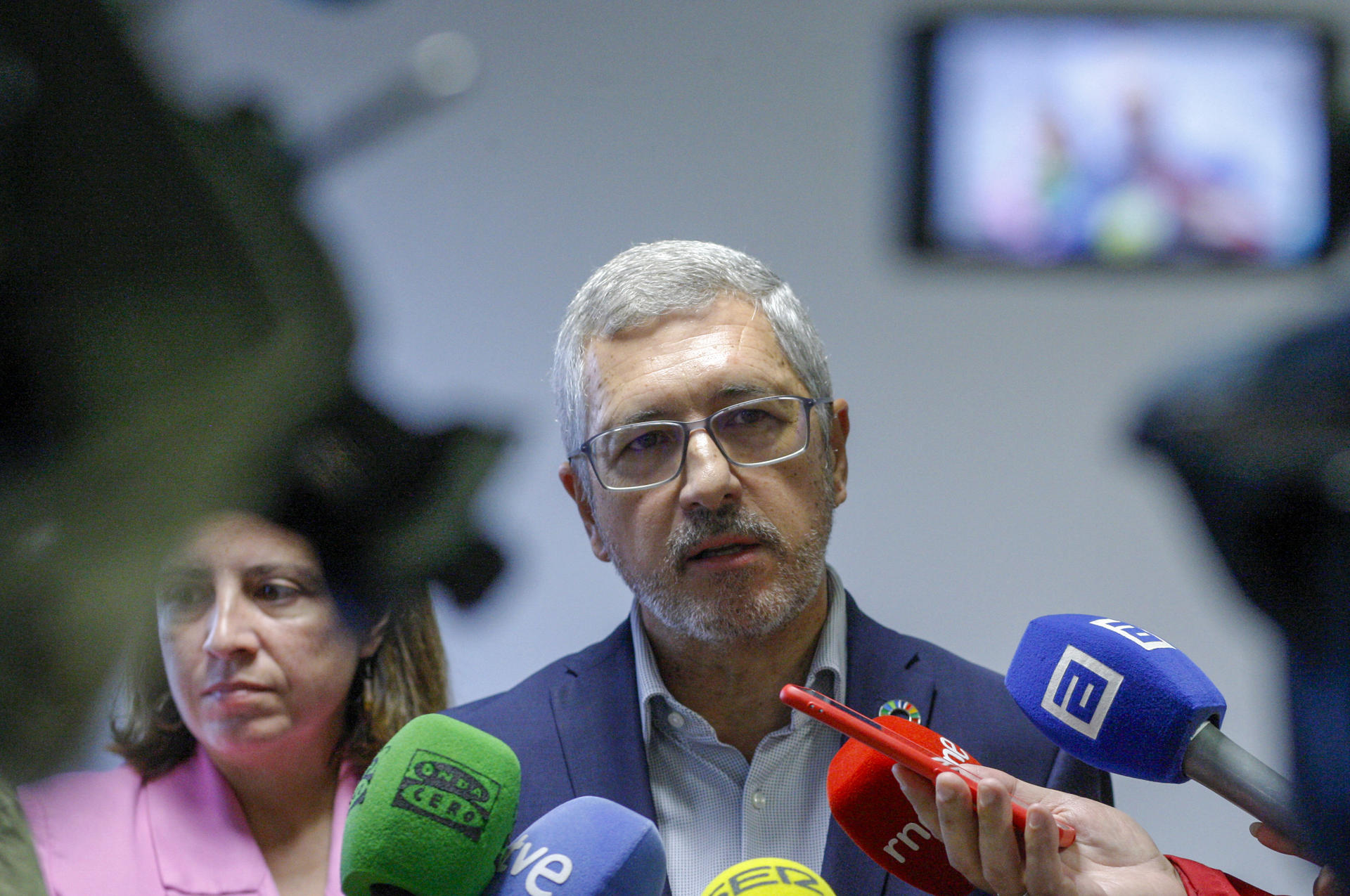 El secretario de Estado de Medio Ambiente, Hugo Morán hace declaraciones a los periodistas durante el acto de entrega de las obras de la Depuradora del Oeste al Ayuntamiento de Gijón, este lunes. EFE/Juan González.