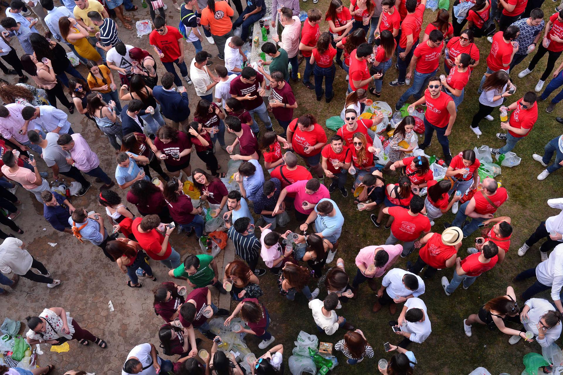 Foto de archivo de cientos de jóvenes de botellón en la feria de Córdoba. EFE/RAFA ALCAIDE