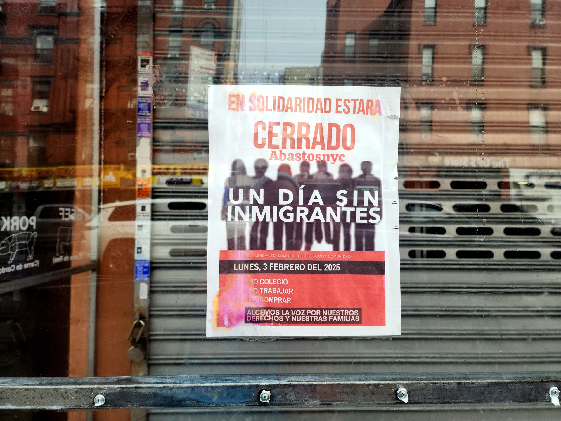 Fotografía de archivo de un anuncio del cierre de un comercio en protesta por el 'Día sin inmigrantes', en un local en Nueva York (EE.UU). EFE/Ruth E. Hernández