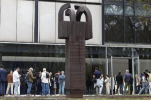 La escultura de Eduardo Chillida 'Elogio del hierro III' ha vuelto este viernes al Museo Bellas Artes de Bilbao. EFE/ Miguel Toña