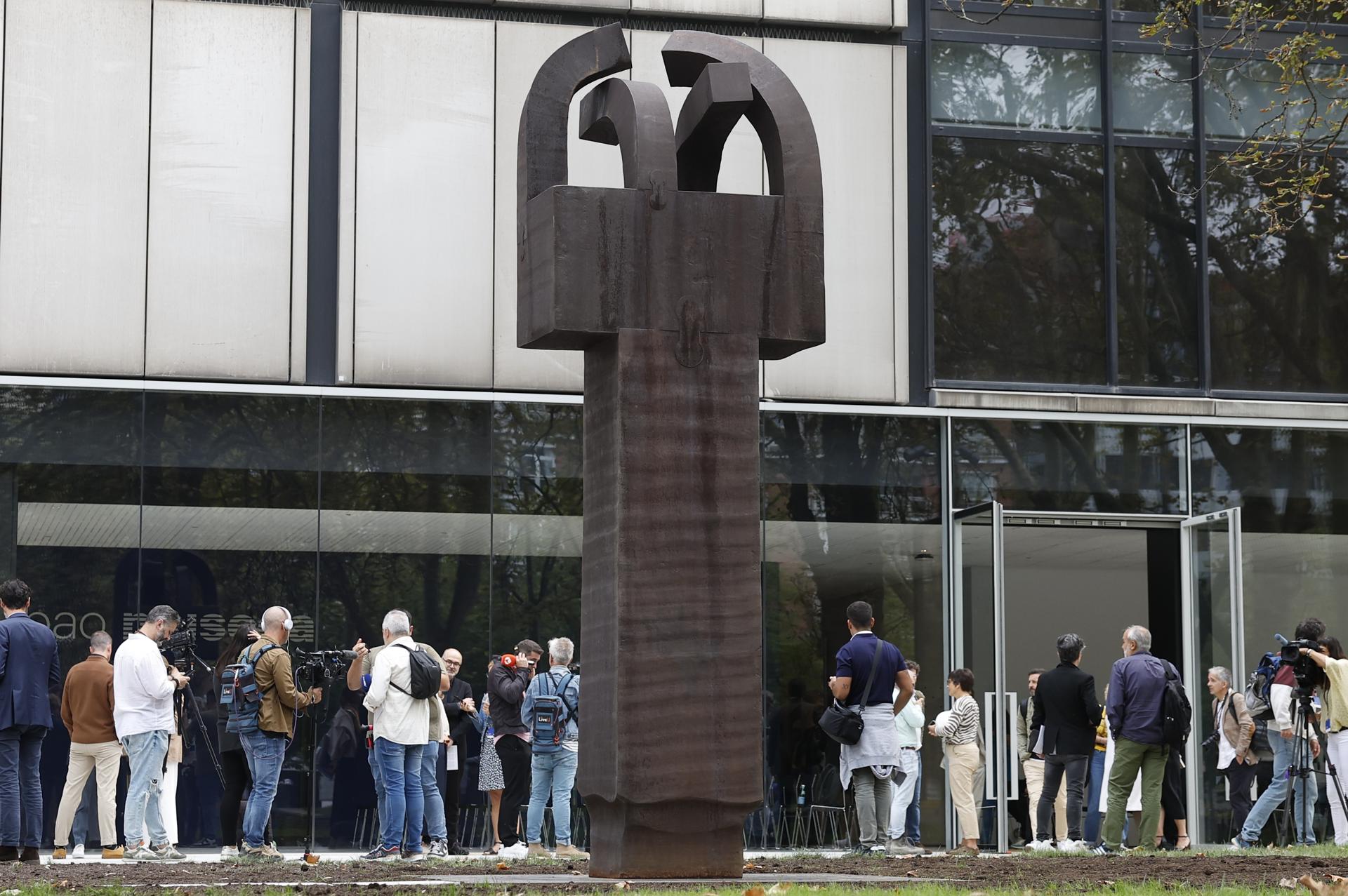 La escultura de Eduardo Chillida 'Elogio del hierro III' ha vuelto este viernes al Museo Bellas Artes de Bilbao. EFE/ Miguel Toña