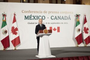 El primer ministro de Canadá, Mark Carney participa este jueves, durante una conferencia de prensa en Palacio Nacional de la Ciudad de México (México). EFE/José Méndez